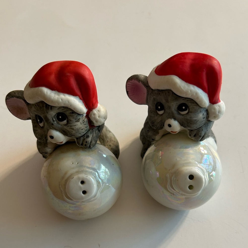 VTG  CHRISTMAS HOUSE OF LLOYD MICE WITH ORNAMENT & SANTA HATS S&P SHAKERS